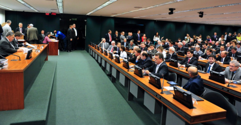 CPI da Petrobras aprova convocação do ministro da justiça CPI da Petrobras aprova convocação do ministro da justiça
