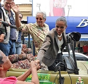 'Onda verde é uma realidade', afirma Marina Marina, acompanhada de Gabeira, visita o bairro de Madureira na zona norte do Rio de Janeiro. (Fabio Motta/AE - 02.10.2010)