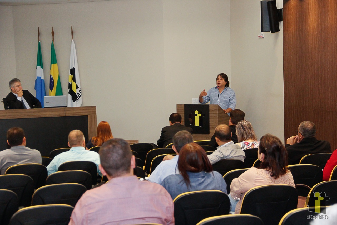 Caravina discursa durante o evento (Foto: Edson Ribeiro)