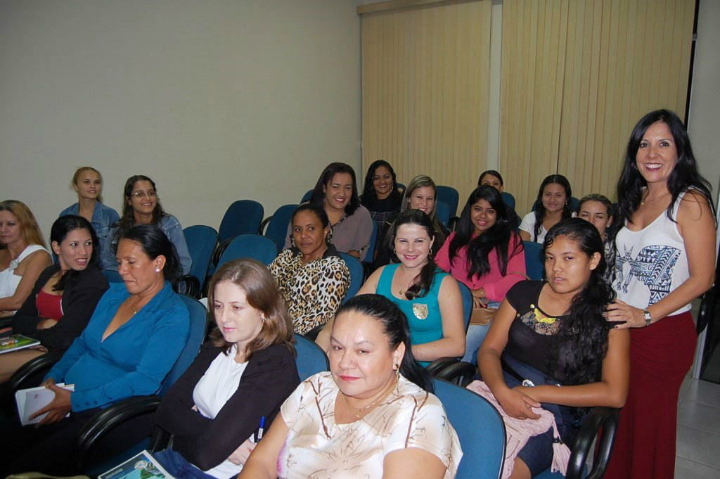 Clara Machado com alunos do Normal Médio da escola estadual Dr. Fernando Corrêa da Costa.