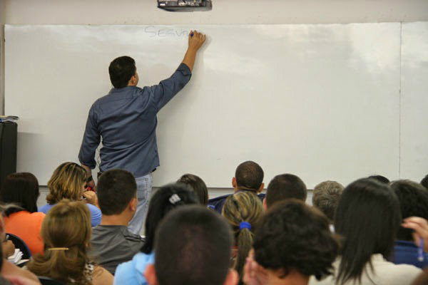 Piso salarial dos professores sobe 11,36% e passa a ser de R$ 2.135 Piso salarial dos professores sobe 11,36% e passa a ser de R$ 2.135