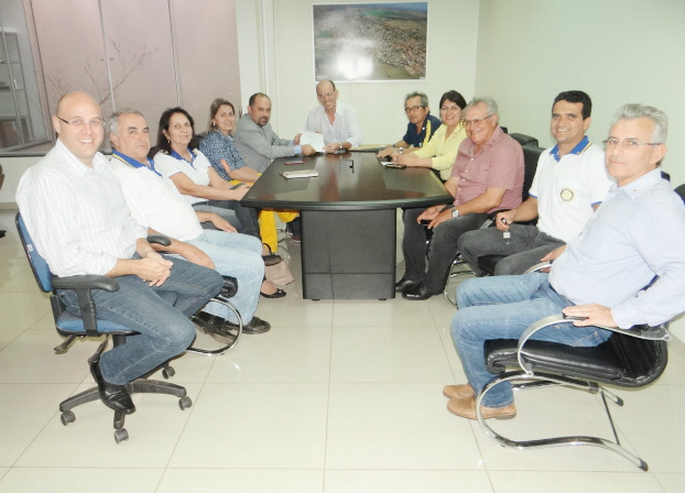 O prefeito Sérgio Barbosa recebeu a comitiva rotariana em seu gabinete / Foto: Moreira Produções