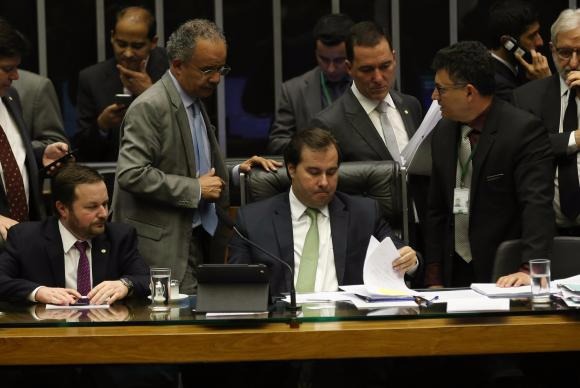 O deputado Vicente Cândido, relator da reforma política,e o presidente da Câmara, Rodrigo Maia, durante sessão para votar a PECFabio Rodrigues Pozzebom/Agência Brasil