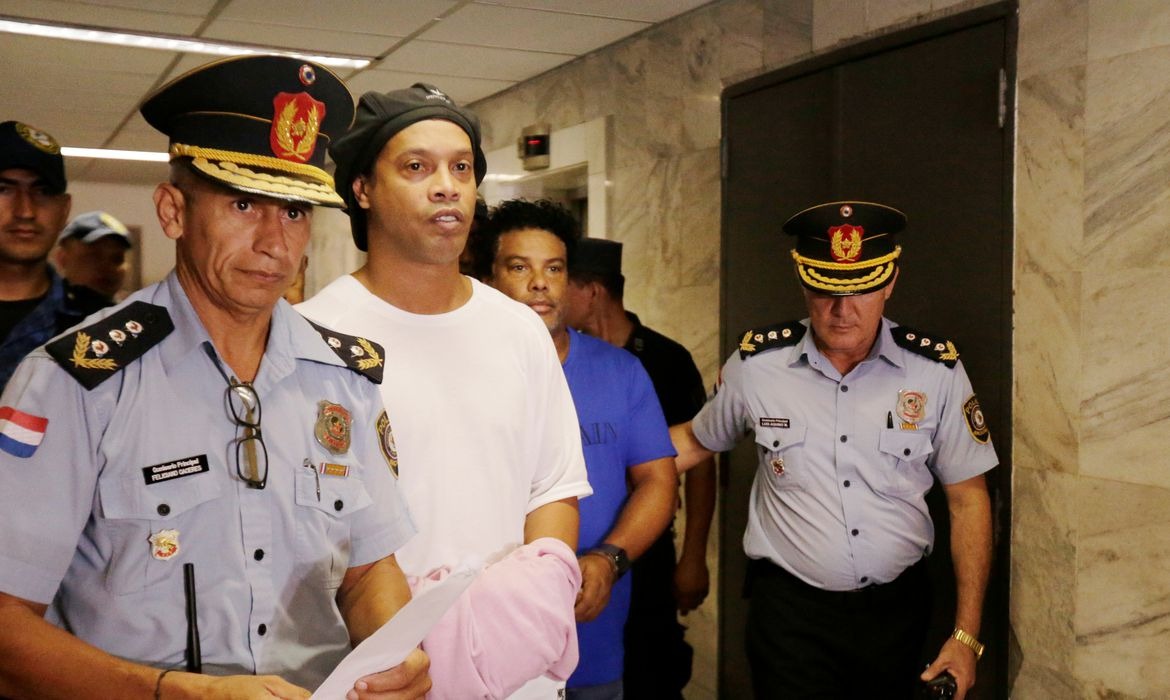 Em primeira entrevista desde prisão, Ronaldinho fala em surpresa © Reuters / Jorge Adorno / Direitos Reservados