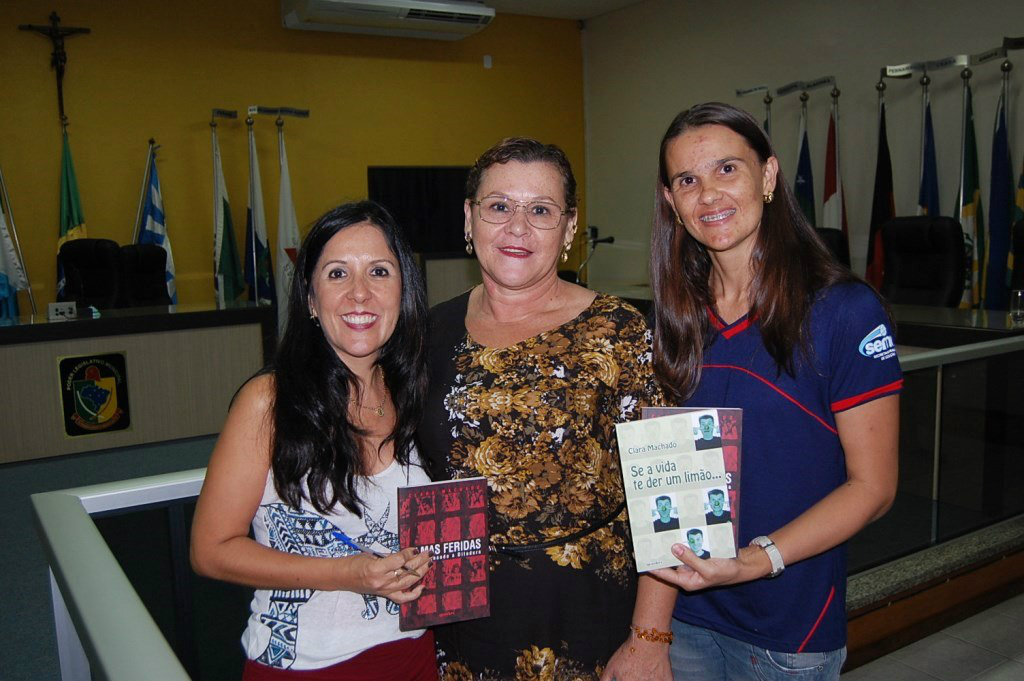 A escritora com a supervisora de Educação da secretaria de Estado de Educação, Elza Raymundo, e a secretária municipal de Educação, Vera Lorensetti.  