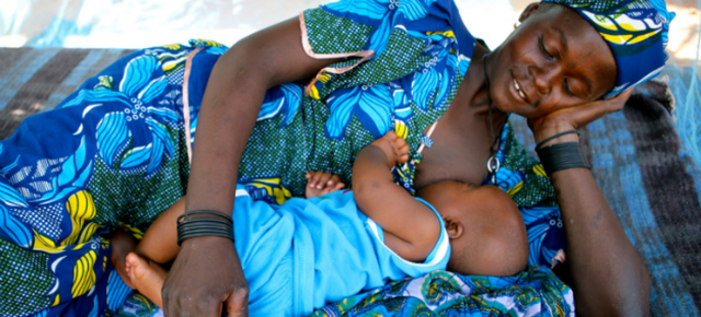 Nos lusófonos, menor índice de bebês que recebem leite materno é de Angola com 94,9%. Foto: Unicef/NYHQ2010-3063/Pirozzi