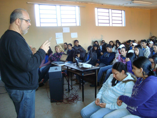 Os alunos de 6º ao 9º anos do ensino fundamental e os do ensino médio assistiram a uma palestra com o professor Jorge Luis Karasek.