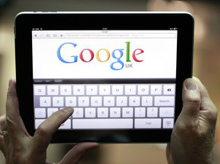 De acordo com o texto do Marco Civil da Internet, a lei garante à presidente poder para ordenar que companhias de Internet criem centros de dados no Brasil para armazenar informações sobre os usuários no país.