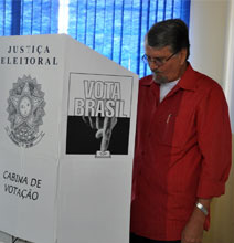 Zeca vota, diz que vence, mas reclama do ‘abandono’ de Delcídio