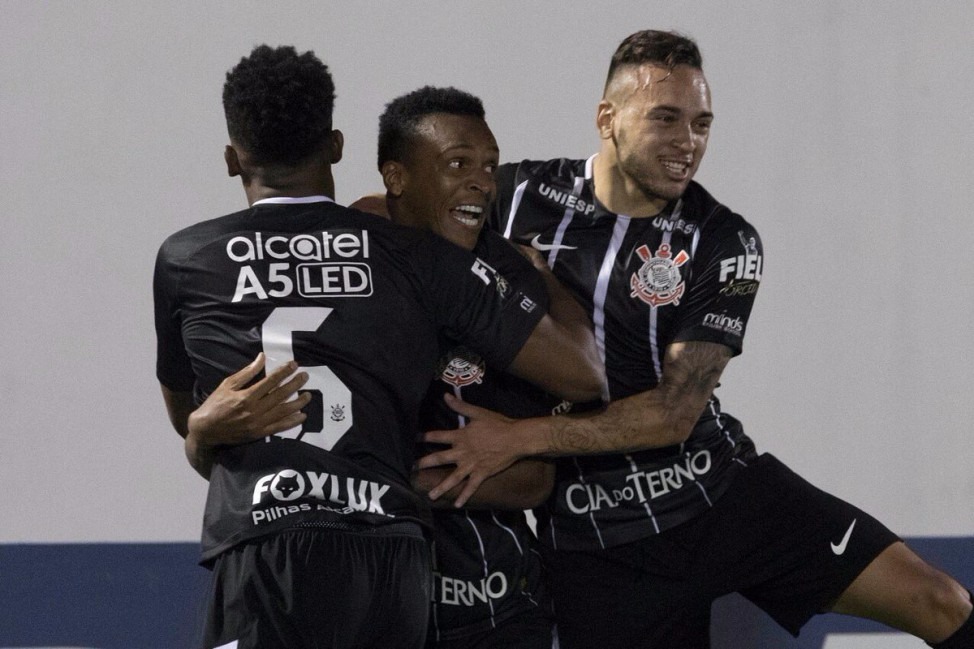 Líder Corinthians supera a Chape na Arena Condá Foto: Divulgação