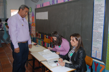 Carlinhos vota pela manhã Carlinhos durante votação na 51ª Sessão, instalada na escola municipal Rachid Saldanha Derzi.