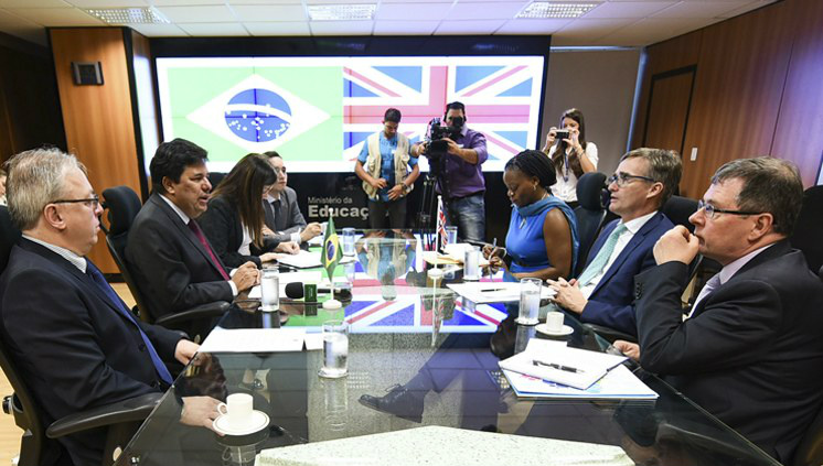 Em reunião, o embaixador Alex Ellis observou que os países já mantêm grande cooperação.