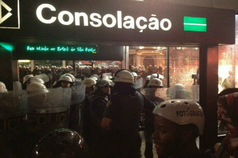 Ao menos três ficaram feridos e oito foram detidos após dispersão do ato na Avenida Paulista