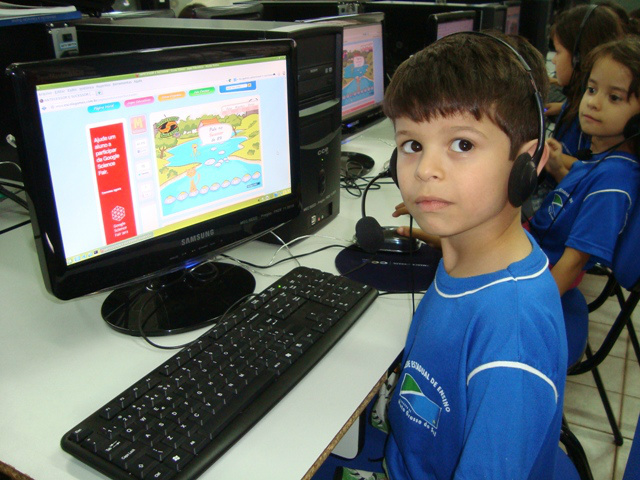 Os alunos também participaram de aulas na sala de tecnologia educacional com softwares de matemática.