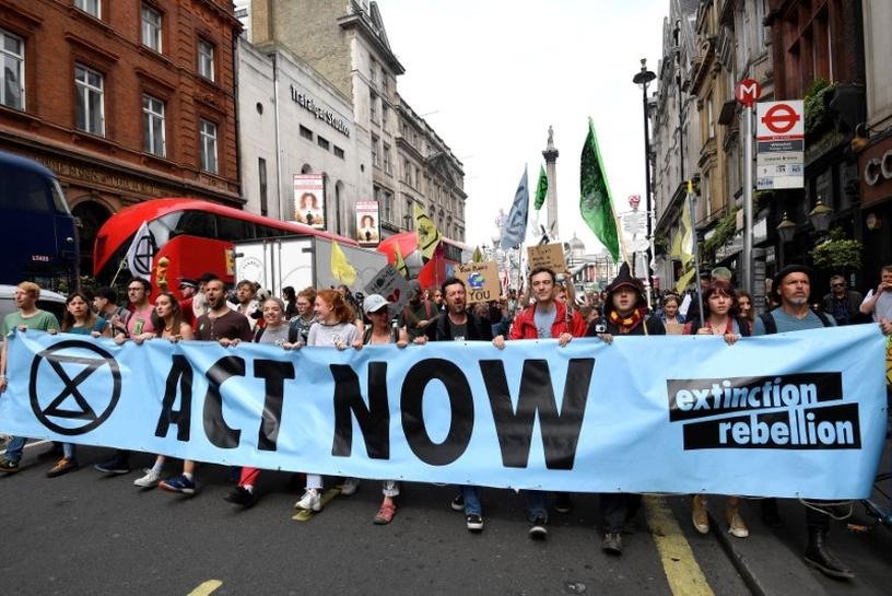 Manifestantes marcham durante protesto do grupo Extinction Rebellion em Londres, no Reino Unido 23/04/2019 / Foto: REUTERS/Toby Melville