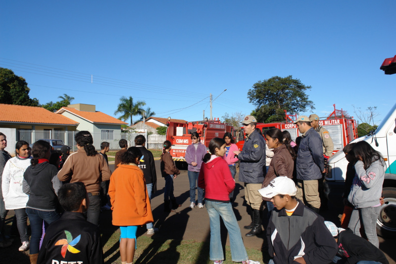 Na Semana dos Bombeiros, quartel de Amambai recebe visita de alunos Sargento Mário durante explicação aos alunos do Peti.