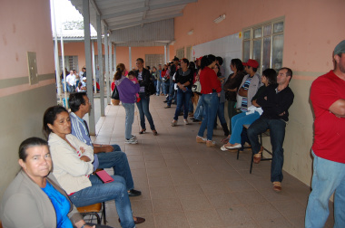 Encerrada a eleição no Mato Grosso do Sul. Em Amambai não foi registrada nenhuma ocorrência de crime eleitoral. Foto da fila para votação na Escola Antônio Pinto. 