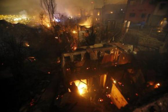 Incêndio no Chile causa 16 mortes e provoca a retirada de 10 mil moradores