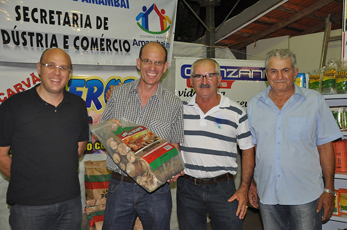 Prefeito Sérgio Barbosa e Rodrigo Selhorst visitando os estandes do Pavilhão Comercial da ACIA / Foto: Assessoria