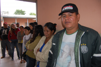 Eleitores que votam na 131ª Sessão, localizada na escola Antonio Pinto da Silva, tiveram que esperar mais de 2h na fila para votar. 