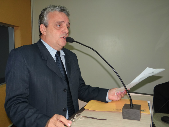 Vereador Protético pede implantação de mais cursos universitários em Amambai Vereador de Amambai, Roberto Protético (PSD) Foto: Moreira Produções