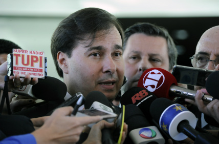 Dívidas estaduais e teto para gastos públicos são prioridades, reafirma Rodrigo Presidente Rodrigo Maia dá entrevista após sair da reunião com o ministro da Fazenda, Henrique Meirelles