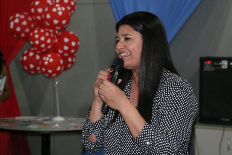 Mulheres afirmam que Rede Solidária é verdadeiro presente de Dia das Mães Rose reforçou a importância da presença da família na formação das crianças atendidas pelo Rede Solidária.