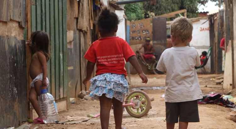 Estudo mostra que 40% das crianças até 14 anos no Brasil vivem na pobreza Cerca de 17 milhões de crianças até 14 anos vivem em domicílios de baixa renda - Imagens/TV Brasil