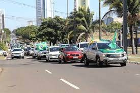 Vários carros participaram de carreata neste sábado pelo Centro de Campo Grande (Foto; Kisie Ainoã) 