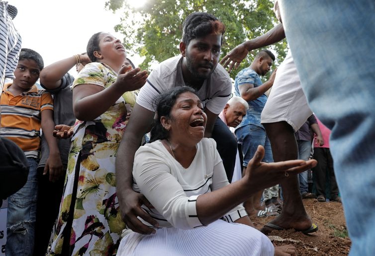 Mulheres choram no enterro das vítimas dos atentados no Sri Lanka    (REUTERS/Dinuka Liyanawatte / Direitos reservados)