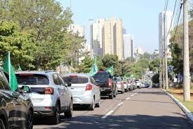 Fila de carros foi formada na Afonsor Pena durante o protesto de hoje pela manhã (Foto: Kisie Ainoã)
