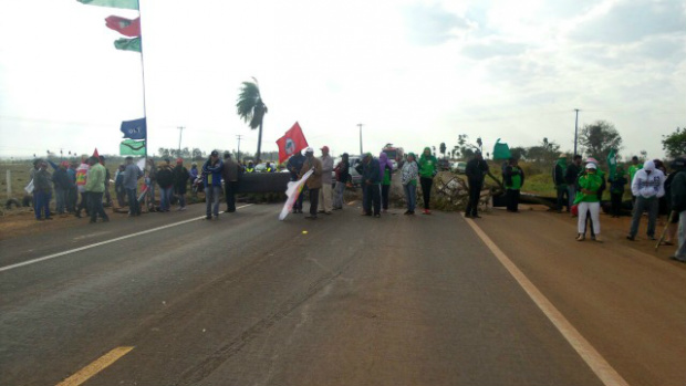 Bloqueio de rodovias por movimentos rurais causa congestionamentos em MS Manifestantes bloquearam a BR-262, em Campo Grande Foto: Arlindo Florentino