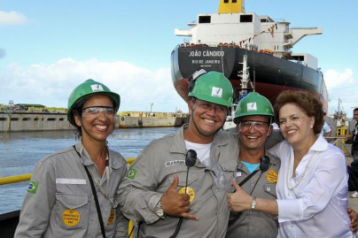 Economia tem melhor desempenho desde 1996 Foto feita em maio de 2010, Dilma ao lado de trabalhadores do estaleiro em Ipojuca (PE).