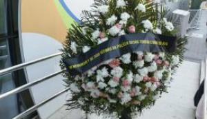 Coroa de flores levada ao Comitê Rio 2016 lembrou as vítimas de violência policial no ano olímpico / Foto:  Felipe Varanda/Anistia Internacional 
