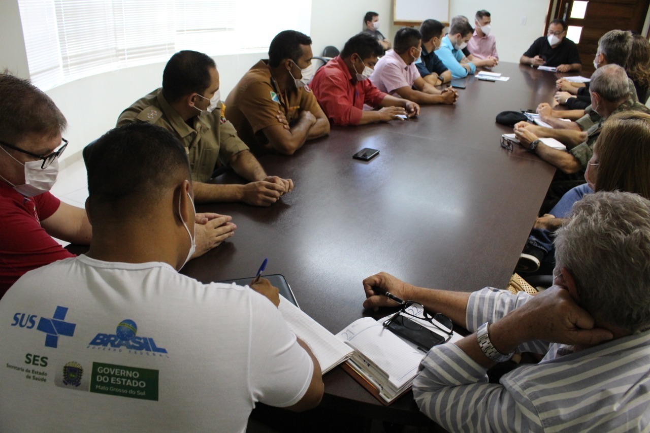 Prefeito Dr. Bandeira durante reunião com membros do Comitê Municipal de Combate ao Coronavírus / Foto:Moreira Produções/Arquivo