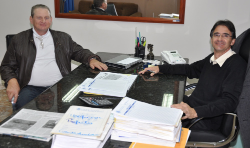 Prefeitura reafirma parceria com CTG de Amambai Prefeito Dirceu Lanzarini e o patrão do CTG Diocésio Sguissardi.