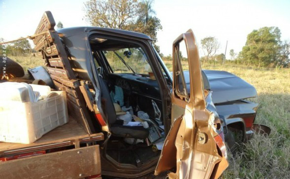 Com a violência do impacto os três veículos sofreram avarias, a mudança que estava na F-1000 acabou ficando espalhada às margens da rodovia e os ocupantes da caminhonete acabaram se ferindo. (Fotos: Vilson Nascimento)