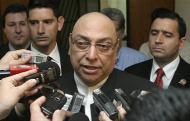 O presidente do Paraguai, Fernando Lugo, fala a jornalistas antes de ser internado, quinta-feira, em Assunção. Lugo foi transferido para o Hospital Sírio-Libanês, em SP. Seu estado é estável.