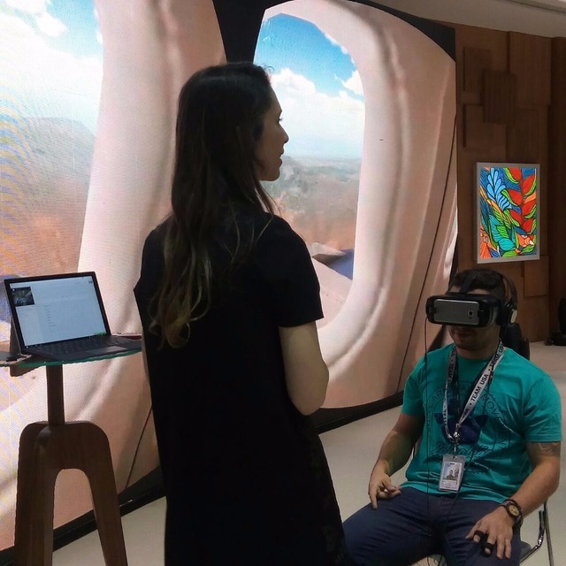 A psicóloga Nataly Martinelli demonstra o uso da realidade virtual na terapia (Nataly Martinelli/Divulgação)