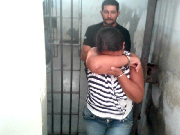 Suspeita foi presa após ter sido identificada por ex-vizinha em Cuiabá (Foto: Dhiego Maia/G1)