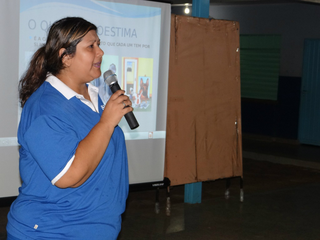 A psicóloga Silvia Castelão abordou  o tema autoestima em palestra para os alunos da EJA.
