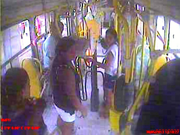 Imagem do circuito interno de ônibus identificou suspeita (Foto: Reprodução/TVCA)