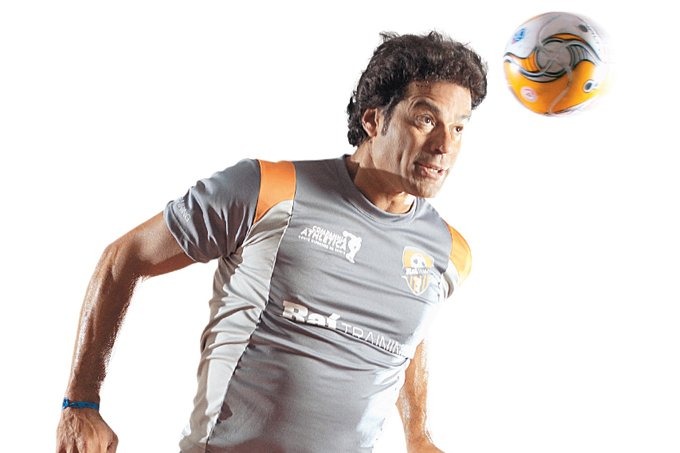 Até cabecear a bola pode afetar o cérebro de quem joga futebol As cabeçadas na bola, como essa dada por Raí, talvez não sejam inofensivas (Foto: Silvia Zamboni/SAÚDE é Vital)