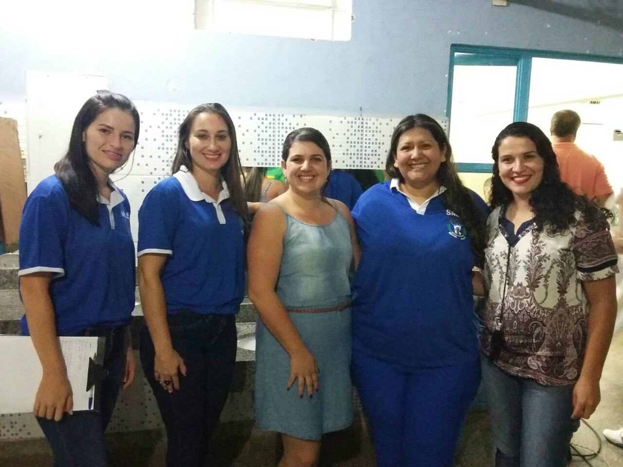 E/D: Ao centro, a professora Jucélia com a equipe do Cras - D/E - Lilian, Adriana e Silvia - e a também psicóloga Elenice. 