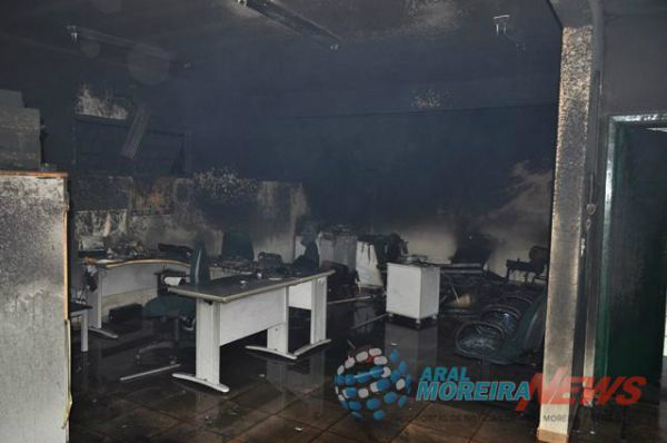 Fogo destruiu documentos e móveis que haviam no interior da agência.