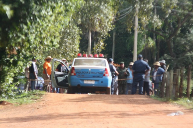 Prazo termina e família continua em fazenda invadida por Terenas Índios bloquearam acesso a fazenda. (Foto: Marcos Ermínio)