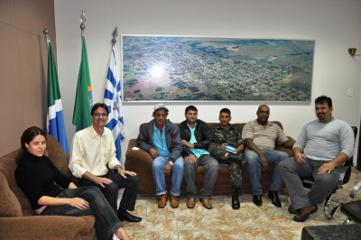 O prefeito de Amambai, Dirceu Lanzarini reunido com os presidentes das associações de moradores das vilas aonde será realizado o projeto.
