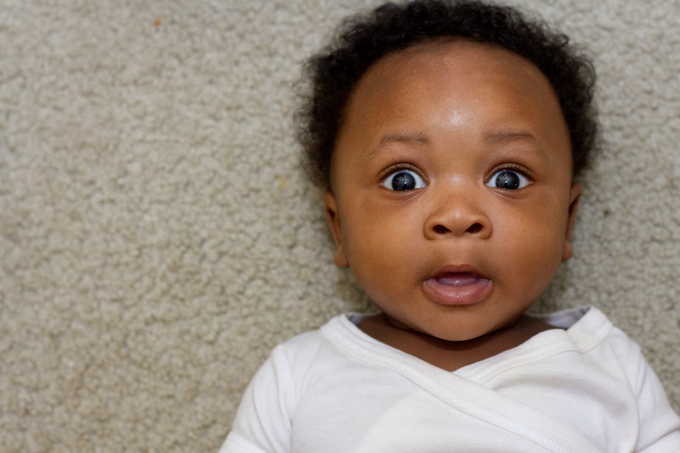 Bebês preferem ouvir sons de outros bebês do que dos pais, aponta estudo (ASharpPhoto/Thinkstock/Getty Images)