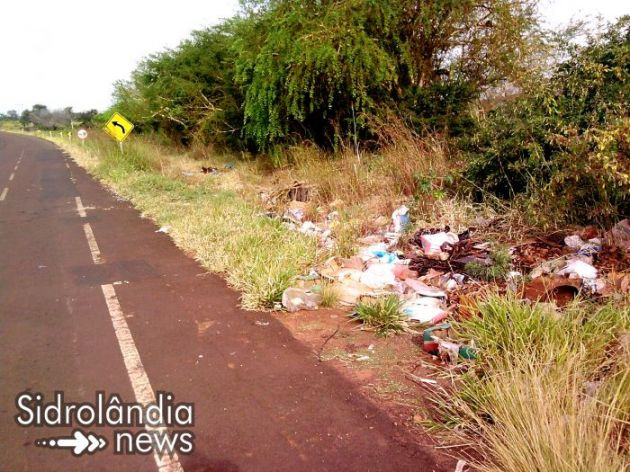 Margem de rodovia é usada como lixão em Sidrolândia