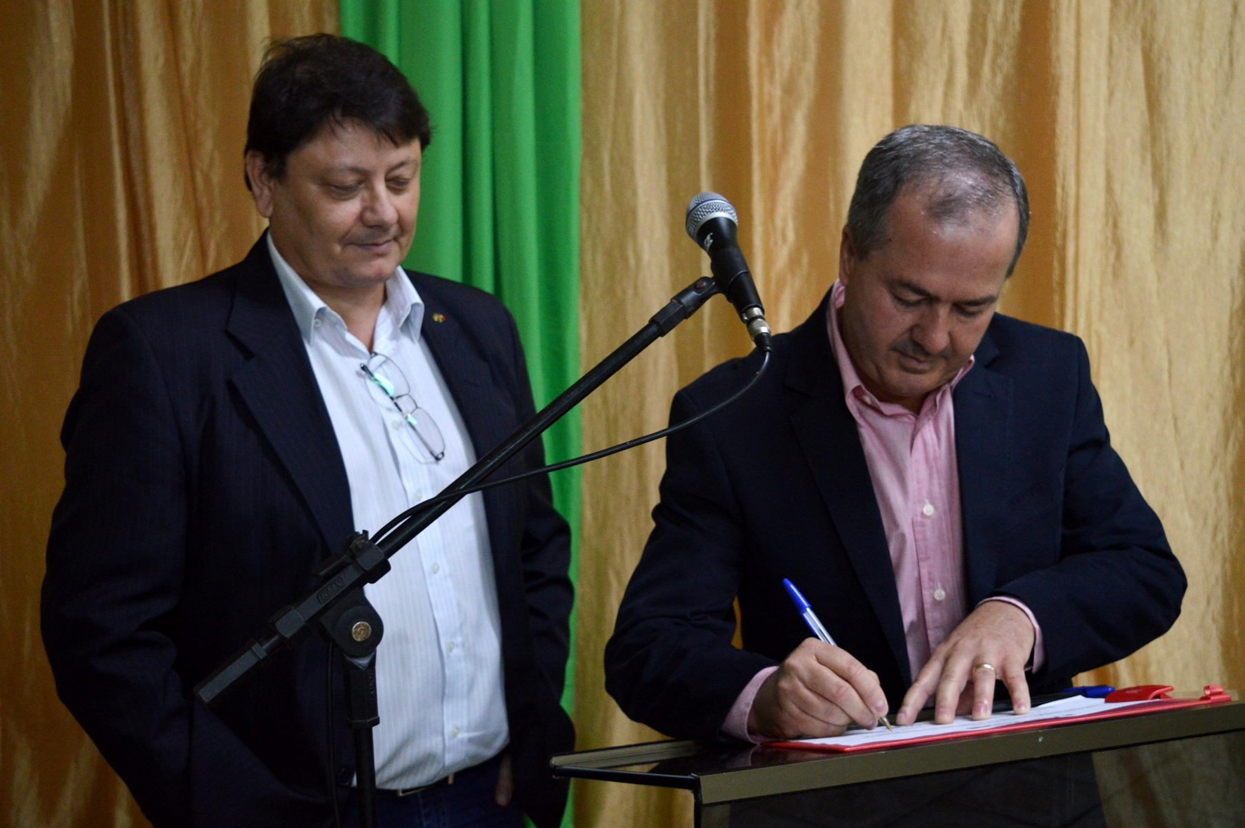 Presidente da Acia, empresário Clemente Junior, sendo empossado pelo representante da Faems/ Foto: Moreira Produções